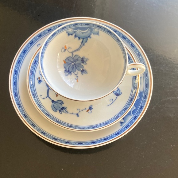 Blue and White China - Floral Tea Cup and Saucer Set with cobalt and gold - Picture 9 of 9